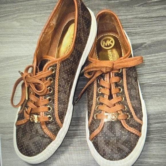 Michael Kor's Monogrammed Brown Sneakers W/ Gold Inside & MK Charm Luxury Sz 8 - Picture 9 of 16